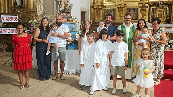 La patrona de Baltanás acoge y protege a los más pequeños bajo su manto