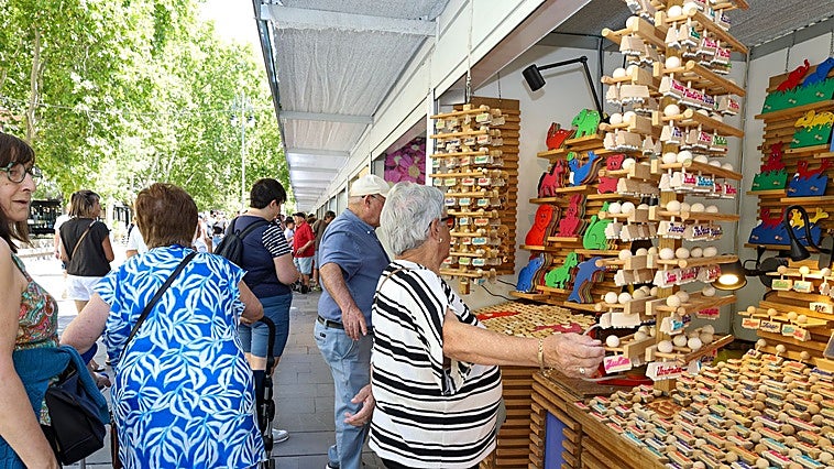 El trabajo artesanal suma adeptos en el Paseo del Salón
