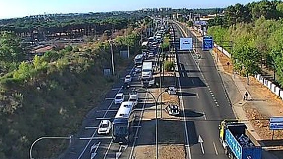 Un autobús averiado colapsa en plena hora punta el entorno de la rotonda de San Agustín