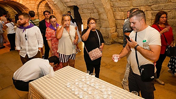 550 litros de agua bendita para conservar la tradición de San Antolín