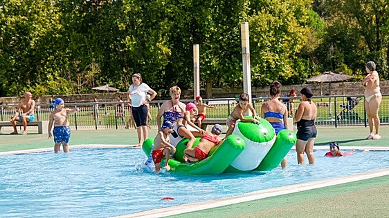 Jornada de hinchables en el Sotillo para despedir la temporada de piscinas
