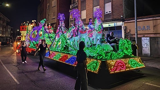El gran desfile de carrozas inunda de color y participación las calles de Medina