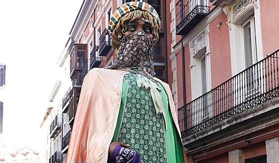 Uno de los gigantes y cabezudos tiene un traspiés a las puertas de la Casa Consistorial