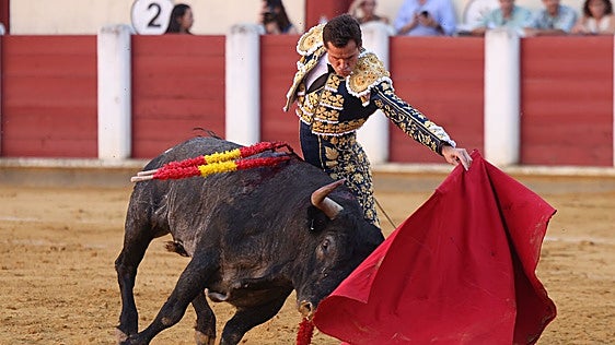 Un brutal Daniel Luque impone su ley implacable a sus toros de Victorino Martín