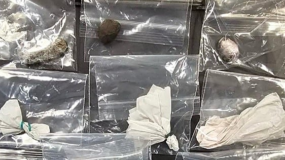 La Policía Municipal pone más de 20 multas en la zona de San Miguel por drogas, armas blancas y ruidos