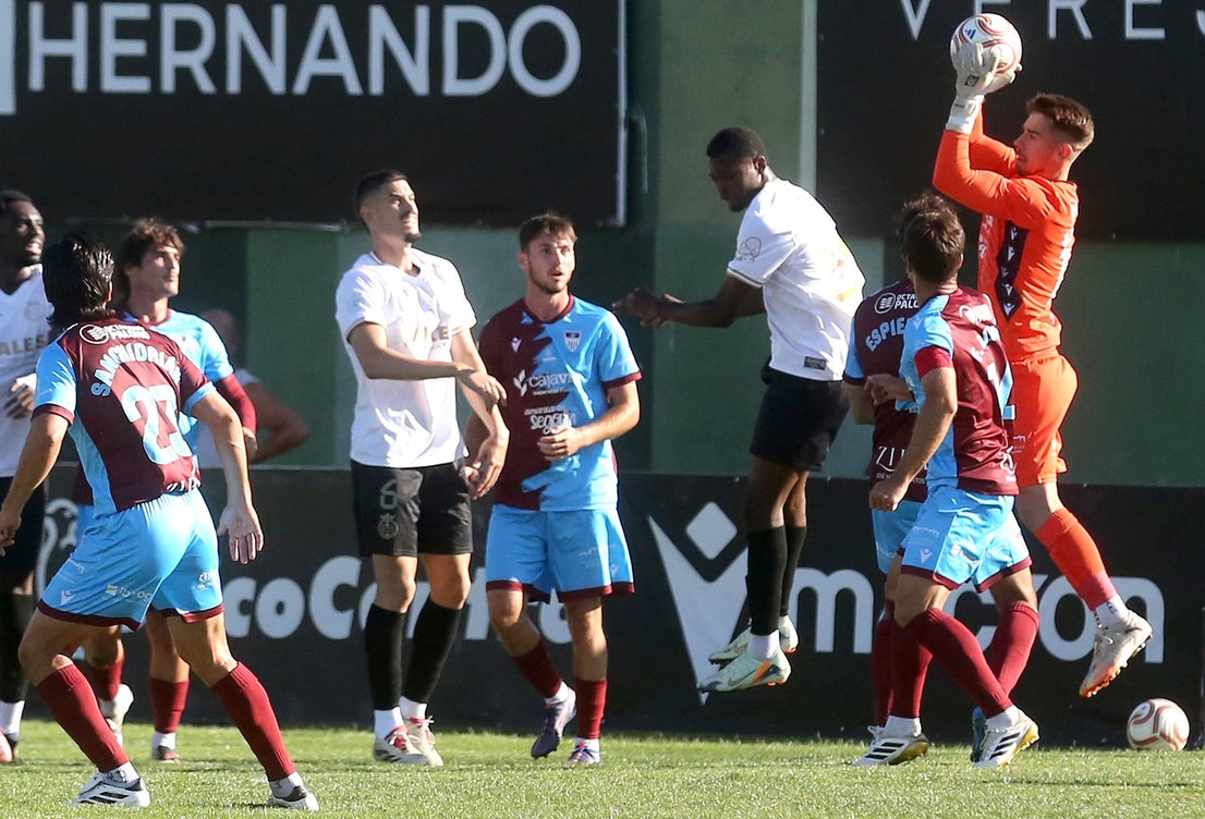 Fotos del partido entre la Segoviana y el Conquense