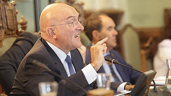 Carnero evita concretar a qué se dedica el denominado «alcalde B» y el PP arremete contra Herrero