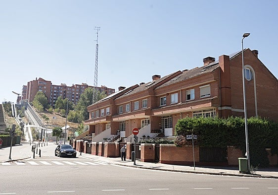 Calle Julio Senador Gómez de Valladolid, donde se produjo el asalto al chalé.