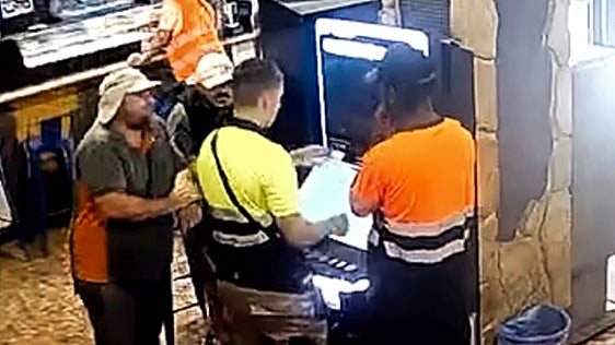 Modifican con una varilla los 'hardware' de tragaperras para robar los billetes