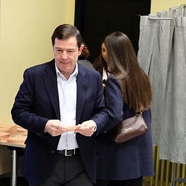 Alfonso Fernández Mañueco, vota en Salamanca el pasado 15 de marzo.