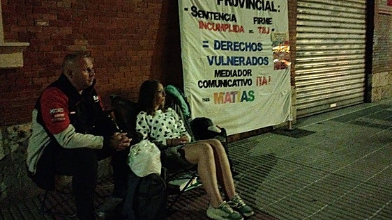 La familia que pide a Educación un mediador comunicativo para su hijo abandona la protesta