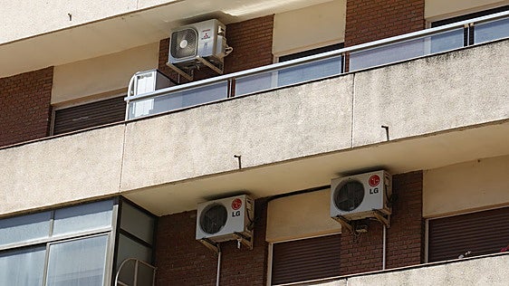 ¿Qué requisitos hay que cumplir para colocar una máquina de aire acondicionado en la fachada?