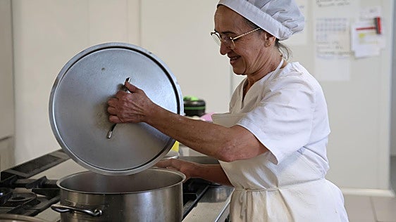 La cocina casera de un comedor escolar ante las nuevas normas: «Se quejan porque hay menos carne roja»