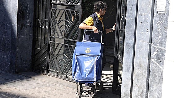 El abismal salto generacional que evidencia el correo: «Buscaría en internet cómo enviar una carta»
