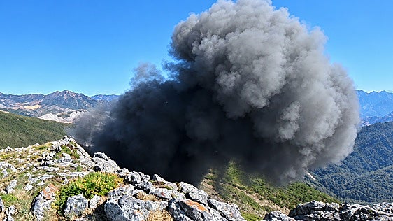 Espectacular detonación de un proyectil de la Guerra Civil hallado en la provincia de León