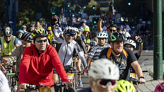 2.100 ciclistas copan el centro de Valladolid con motivo del 8º Día de la Bici
