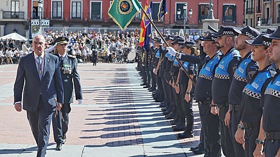 La Policía Municipal recibe la medalla de oro de Valladolid como un «compromiso para servirla»