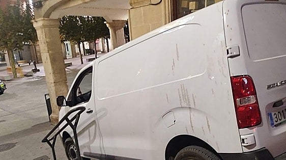 Queda atrapado con su furgoneta en las escaleras de la plaza mayor de Aranda de Duero