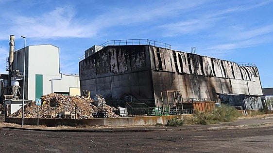 El incendio de una fábrica en Olmedo deja una nave «para tirar» y daños «cercanos al millón»
