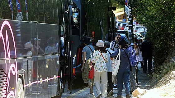 Mazarías quiere financiar su rebaja fiscal en Segovia con la tasa a los autobuses turísticos