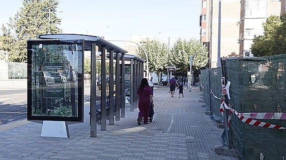 Una nueva marquesina para el autobús rebaja el malestar por las obras de Rabí Sem Tob
