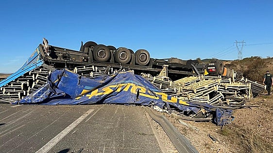Dos muertos al impactar un camión contra una grúa en la A-67 en Aguilar