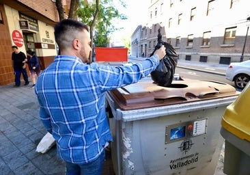 Un vecino deposita una bolsa de basura en un contenedor con sistema de tarjeta.