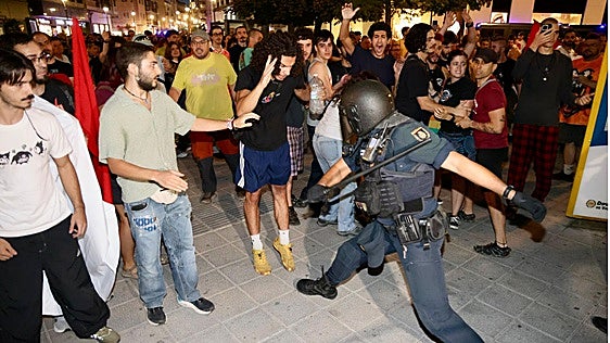 Disturbios en la concentración de Valladolid contra la empresa que desahució a Maricarmen
