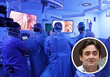 Intervención con laparoscopia en un quirófano del Hospital Universitario Río Hortega. En detalle, David Pacheco, jefe del Servicio de Cirugía General en este hospital y de la Unidad de Trasplante Hepático.