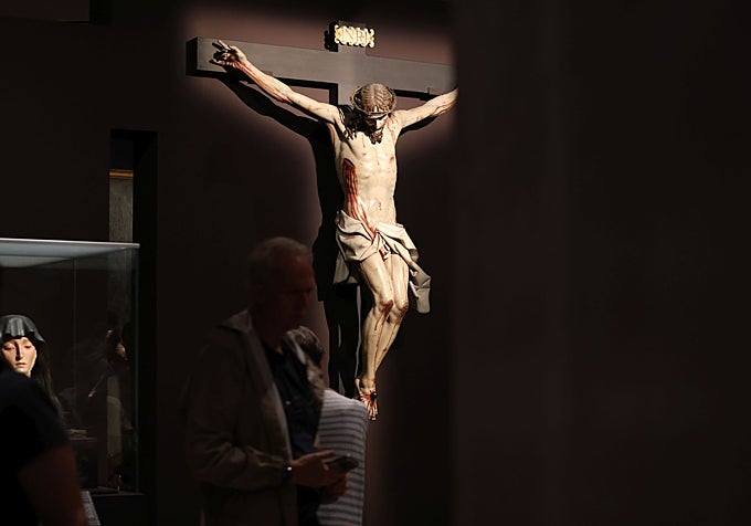 El Cristo de la Luz, de Gregorio Fernández, entre las joyas del barroco exhibidas en el Louvre.