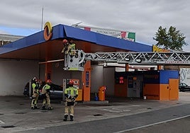 Intervención de los Bomberos de Valladolid ayer en una gasolinera del Polígono de Argales.