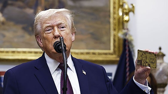 Trump entra a la farmacia