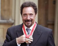 Tom Jones, investido caballero del Imperio británico