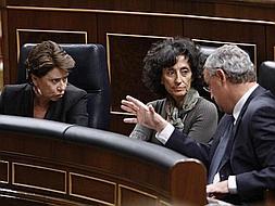 El ministro de Trabajo, Jesús Caldera, conversa con las ministras de Educación, Mercedes Cabrera, y de Fomento, Magdalena Álvarez, durante el pleno del Congreso del pasado miércoles. /EFE