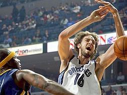 El español Pau Gasol, de los Grizzlies de Memphis, lucha por el balón ante la marca de Jermaine O'Neal, de los Pacers de Indiana. AP