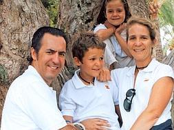Los Duques de Lugo posan junto a sus hijos para la foto de familia en el Palacio de Marivent el pasado agosto. /EFE