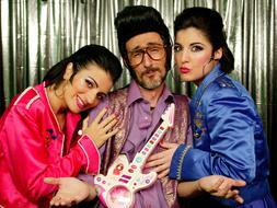 Rodolfo Chikilicuatre posa con dos de sus bailarinas. /ARCHIVO