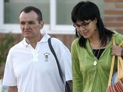 En la imagen, el etarra Iñaki de Juana Chaos, acompañado de su esposa, en el momento de abandonar la cárcel de Aranjuez el pasado 2 de agosto. /ARCHIVO