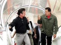 Sean Penn con Chávez, de visita en unas instalaciones petroleras venezolanas. /Reuters