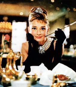 La actriz Audrey Hepburn en una escena de la película "Desayuno con diamantes", en la que luce un vestido Givenchy./ Archivo