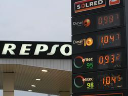 Un panel de precios en una gasolinera Repsol. / Archivo