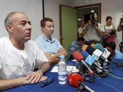 El jefe del Departamento de Ginecología y Obstetricia del Hospital Carlos Haya de Málaga, Alberto Reche, junto a José Miguel Alarcón, el padre de los trillizos. / Efe