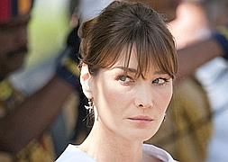 Carla Bruni retrasa su disco por las elecciones