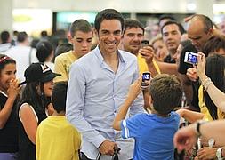 Contador, recibido con honores de campeón en Pinto
