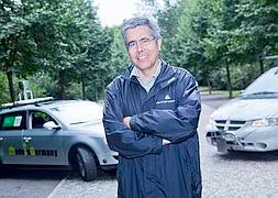 El científico Raúl Rojas, con el 'coche robot', en la Puerta de Brandenburgo. / Foto: Proporcionada por el investigador | Vídeo: YouTube