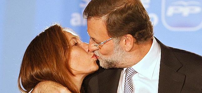 El presidente del PP, Mariano Rajoy, sale al balcón de Génova, junto a su esposa, Elvira Fernandez. / Ap