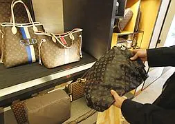 Los bolsos 'tatuados' de Louis Vuitton