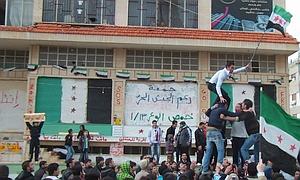 Ciudadanos sirios protestan contra el régimen en la ciudad de Homs. / Reuters