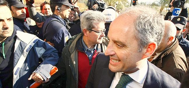 Francisco Camps, a su llegada a la Universidad Miguel Hernández de Elche. / Foto: Manuel Lorenzo (Efe) | Vídeo: Atlas
