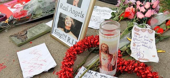 Los fans lloran la muerte de Whitney. / Fotos: Fred Prouser (Reuters) | Vídeo: Atlas